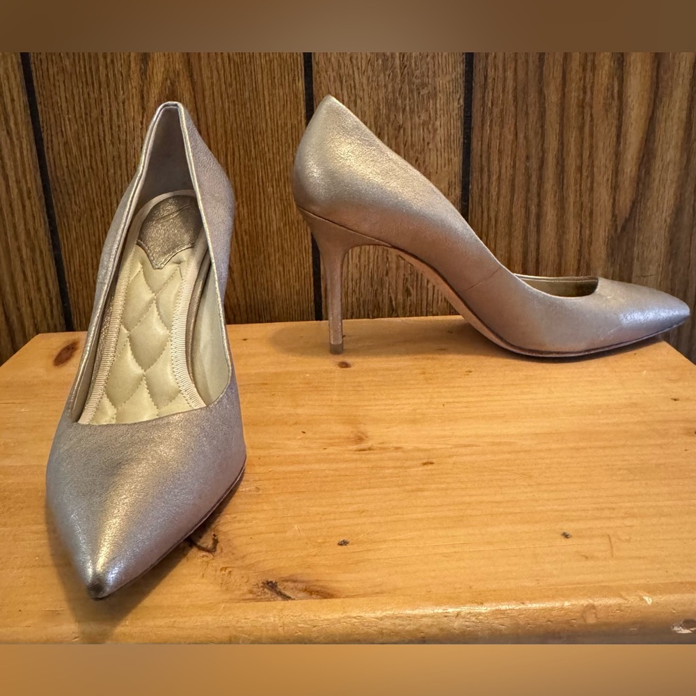 Woman B BRIAN ATWOOD gold Metallic Bk Malika High Heel Shoes Sz 7 EUC Leather